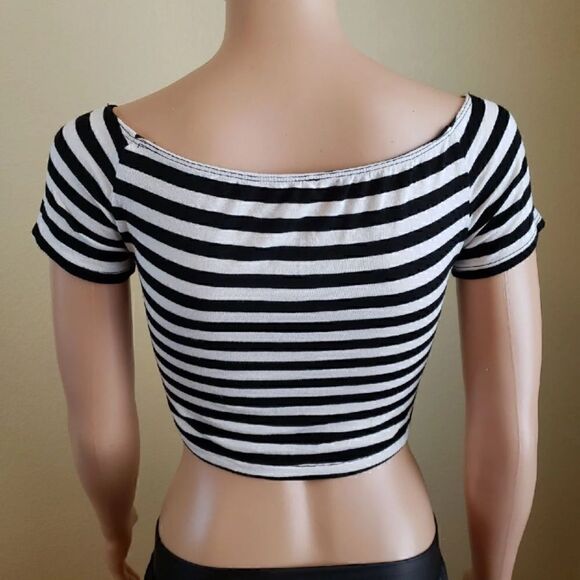 🖤 Black and white striped crop top - Picture 2 of 2